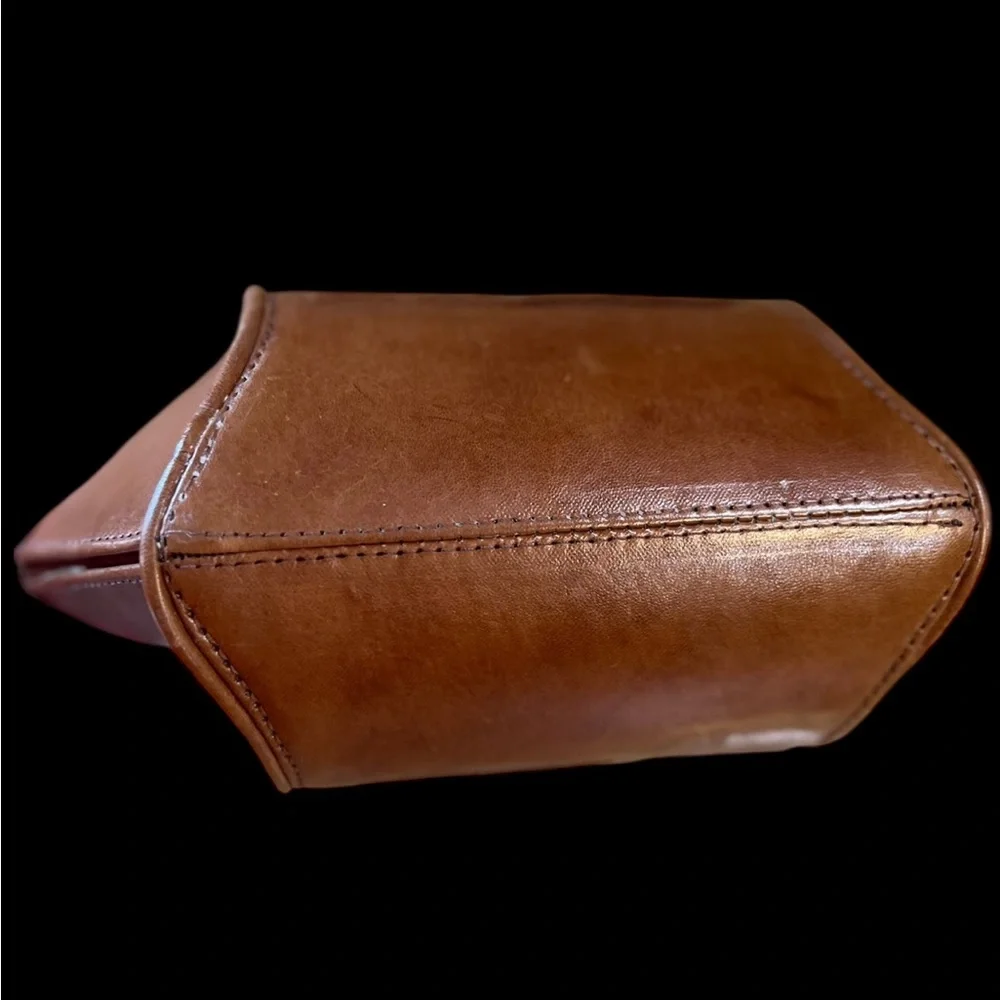 Vintage dark brown ellipse-shaped top-handle bag.